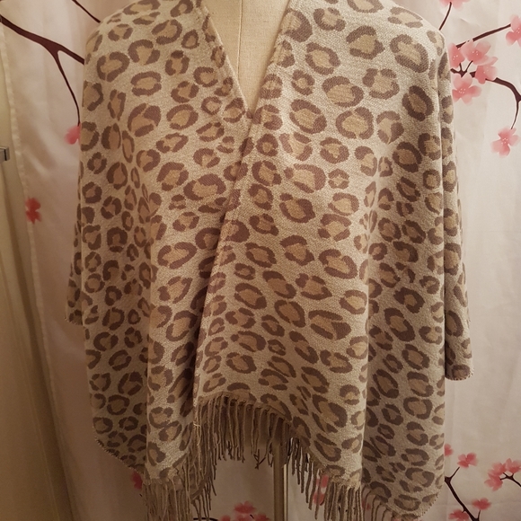 Jessica poncho - Picture 1 of 3